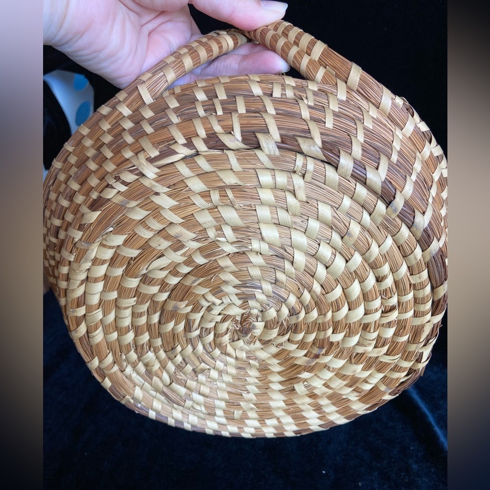 Vintage Sweetgrass Basket With Handle Handmade In Charleston, South Carolina - Picture 6 of 10